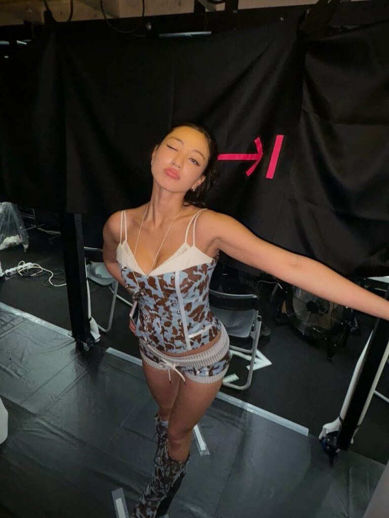 Jihyo striking a playful pose backstage despite health issue at Fukuoka concert