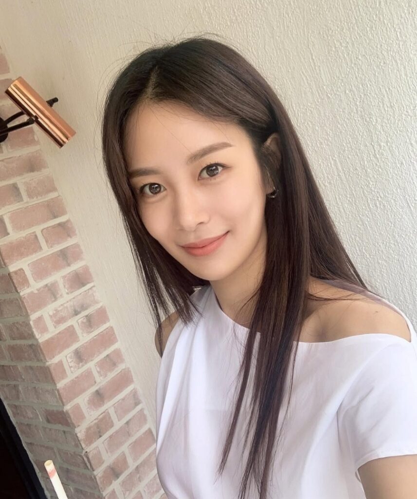 Song Da Eun takes a casual selfie in white, adding fuel to the Jimin dating scandal discussions