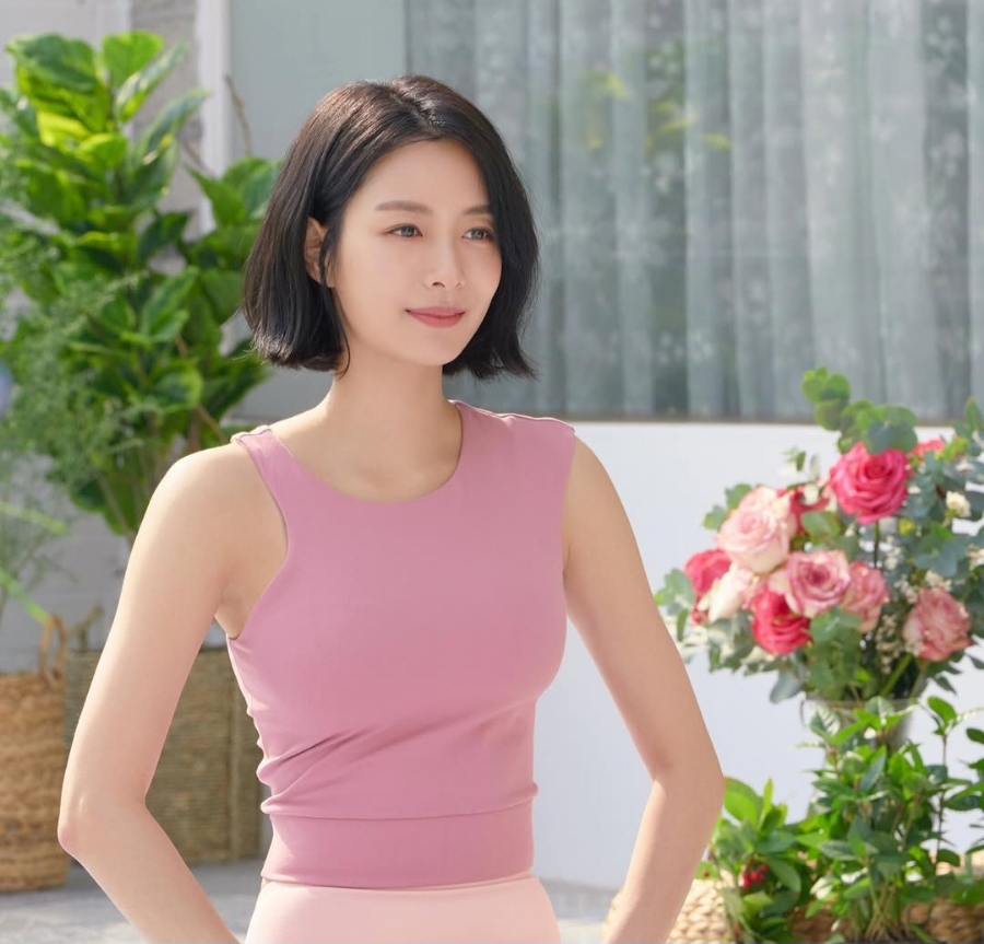 Song Da Eun in a pink sleeveless top, seen as rumors swirl around the Jimin dating scandal.