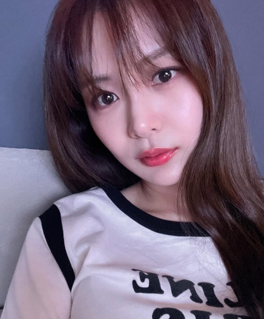 Song Da Eun snaps a close-up selfie in soft lighting as the Jimin dating scandal intensifies.