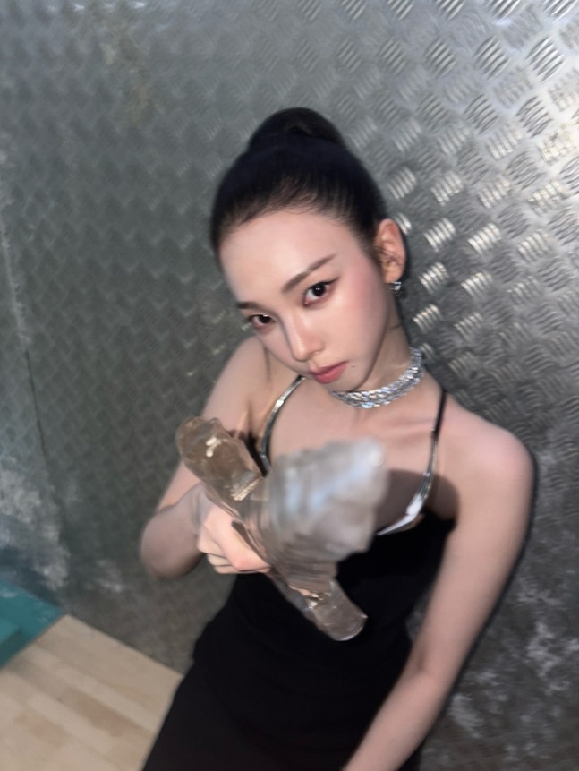 Karina strikes bold pose with award amid growing aespa lightstick scandal reaction