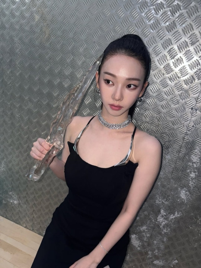 Karina holds transparent trophy in powerful image following aespa lightstick scandal news
