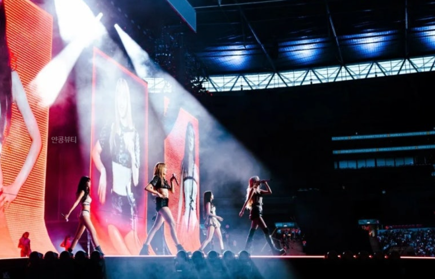 BLACKPINK stage visuals with Lisa on big screen during DEADLINE World Tour 2025 before new album release