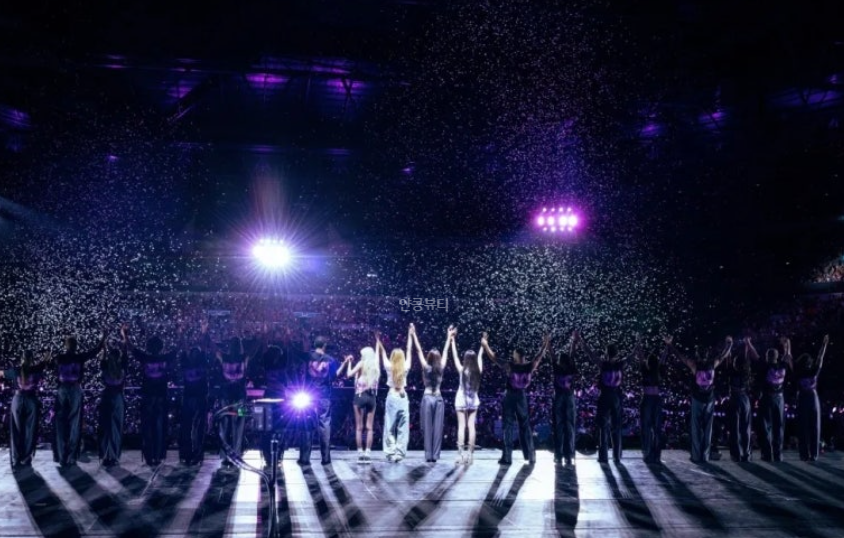 BLACKPINK final bow with crew under falling confetti during DEADLINE World Tour 2025