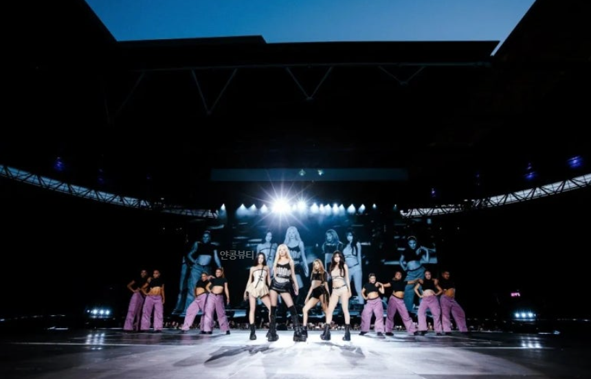 BLACKPINK and dancers in synchronized formation at major stadium show on DEADLINE World Tour 2025
