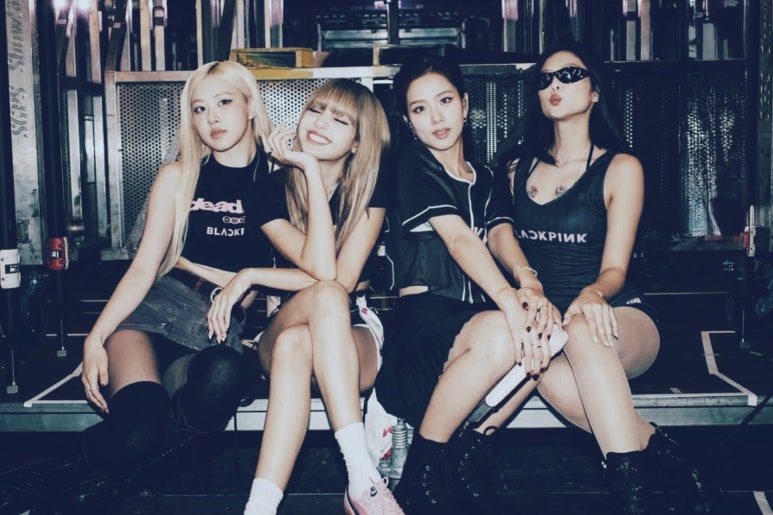 BLACKPINK bows to a stadium full of fans in a grand finale moment of their YG comeback plans 2025 tour.
