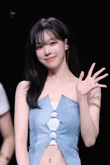 Winter of aespa waves at fans in stylish denim outfit during lightstick scandal backlash