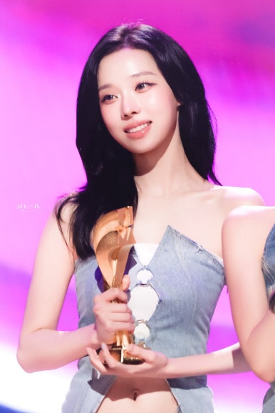 Karina of aespa accepts award with grace as aespa lightstick scandal sparks fan outrage