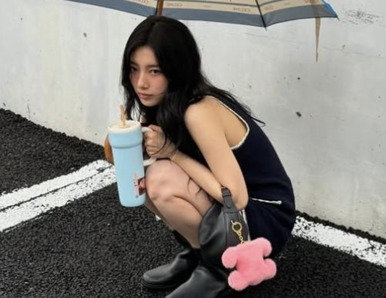Suzy crouching under umbrella fuels Suzy marriage rumor buzz
