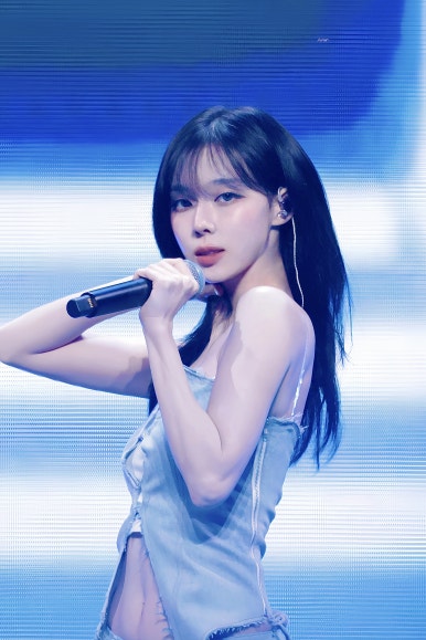 aespa’s Winter captivates on stage in denim as lightstick scandal draws criticism online