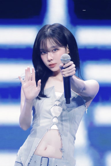 Winter performs with fierce energy during concert while aespa lightstick scandal unfolds