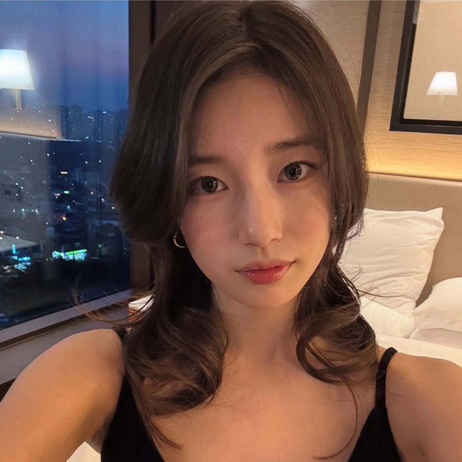 Selfie of Suzy in hotel room during height of Suzy marriage rumor