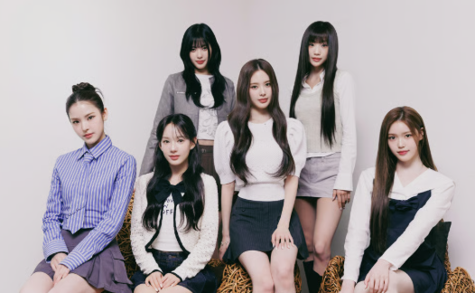 Group photo of izna as six-member lineup after Yoon Ji Yoon leaves izna