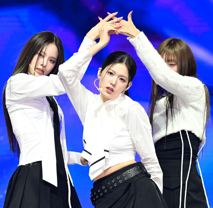 izna performance with Yoon Ji Yoon center before she leaves izna