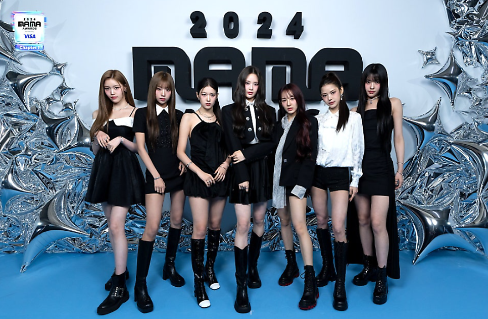 izna members in black outfits at 2024 MAMA before Yoon Ji Yoon leaves izna