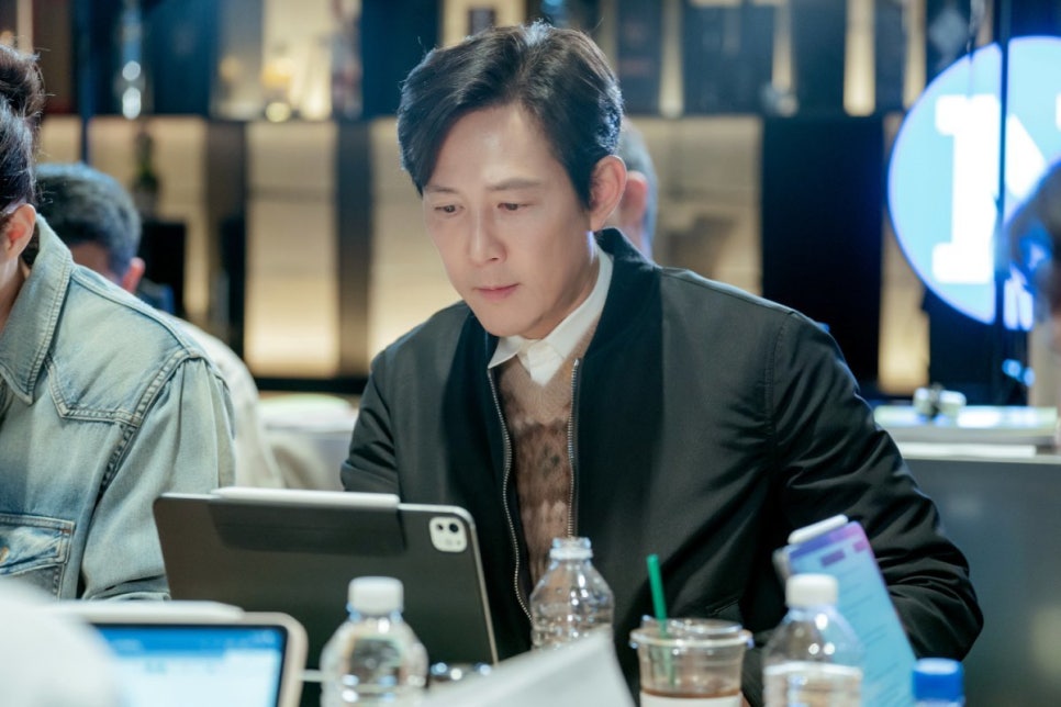 Actor Lee Jung-jae reviewing his lines on a tablet during the “Nice to Not Meet You” script reading.