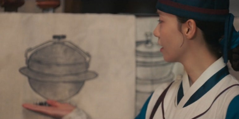 Дарангуйлагч тогооч Им ЮнА-тай хамт хоол хийж буй хэсэг нь тогооны зураг төслийг багт тайлбарлаж байна