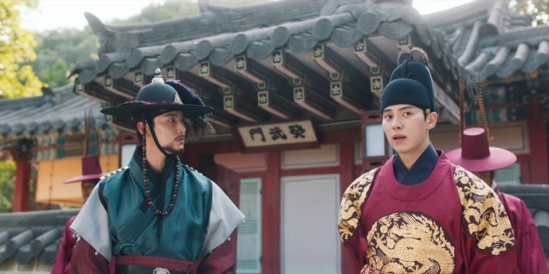 Ордны хаалганы өмнө зогсож буй Жосон хаан болон хааны харуултай дарангуйлагч тогоочийн дүр зураг