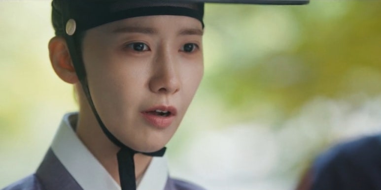 Дарангуйлагч тогооч киноны Ён Жи-ёны дүрд уламжлалт гацсан хувцас өмссөн Im YoonA-ийн ойрын зураг