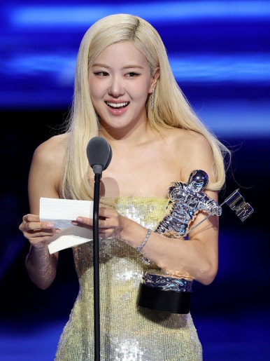 Rosé delivering her emotional acceptance speech at Rosé MTV VMAs 2025
