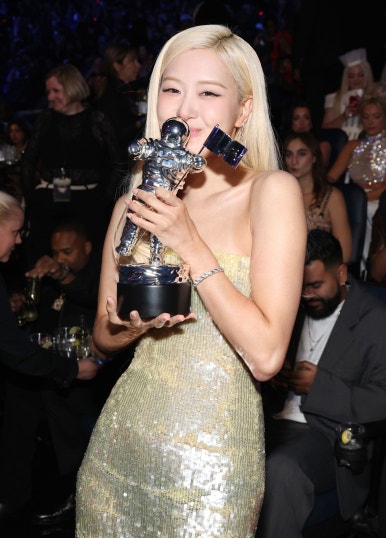 Rosé kisses her MTV award in a heartwarming moment at Rosé MTV VMAs 2025