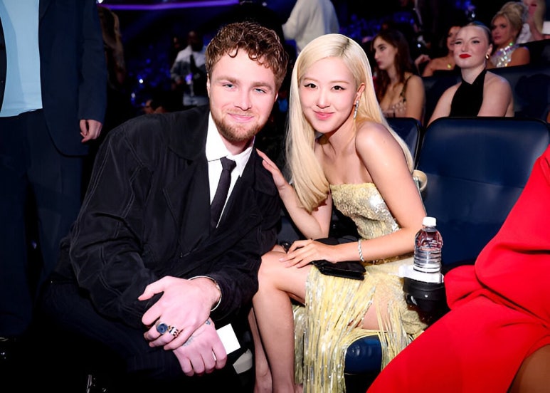 Rosé posing with a fellow artist in the audience after her Rosé MTV VMAs 2025 victory