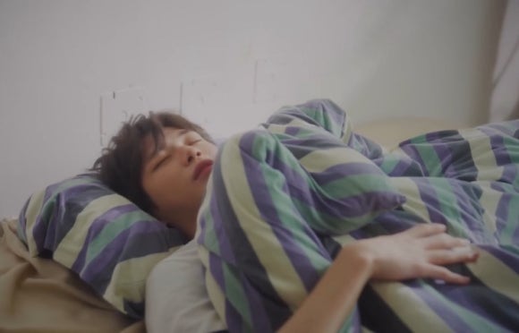 Kang Daniel sleeping peacefully, unaffected by the earlier robbery in Los Angeles.