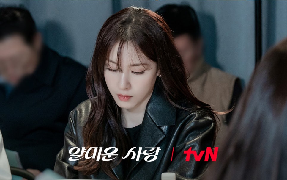 A female cast member in a leather jacket focused during tvN’s “Nice to Not Meet You” table read.