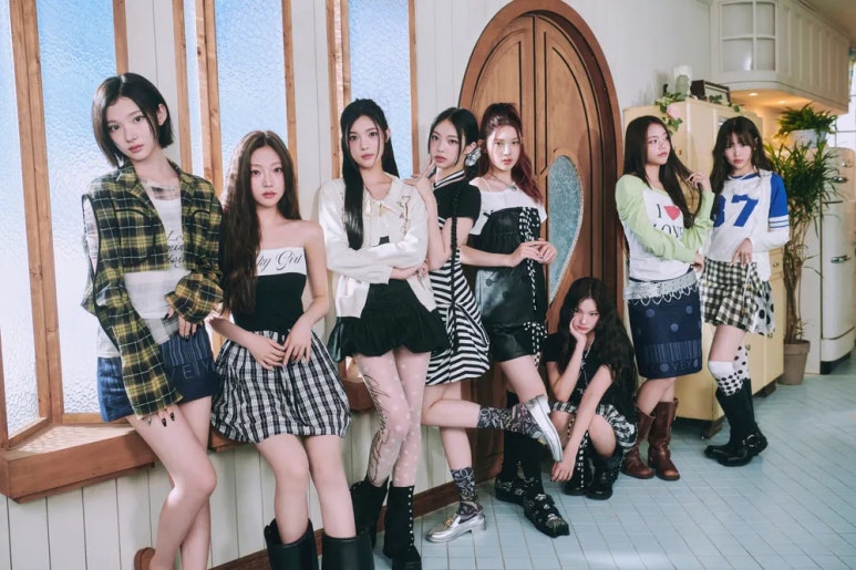 Hearts2Hearts FOCUS concept teaser with H2H black cat logo and mysterious equations, highlighting Hearts2Hearts FOCUS first week sales success