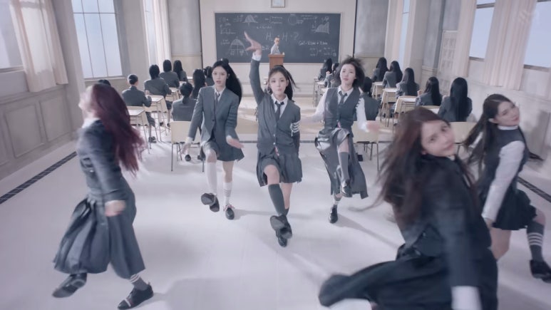 Keychain prop from Hearts2Hearts FOCUS MV representing fan connection and Hearts2Hearts FOCUS first week sales appeal