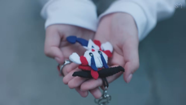 Hearts2Hearts dance under sunset sky for FOCUS rooftop scene, captivating fans and boosting Hearts2Hearts FOCUS first week sales