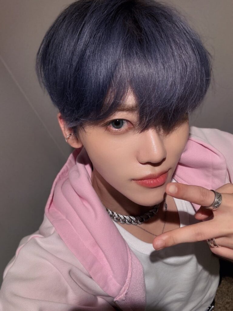 NCT DREAM Beat It Up teaser member selfie with violet hair and pink hoodie during comeback prep