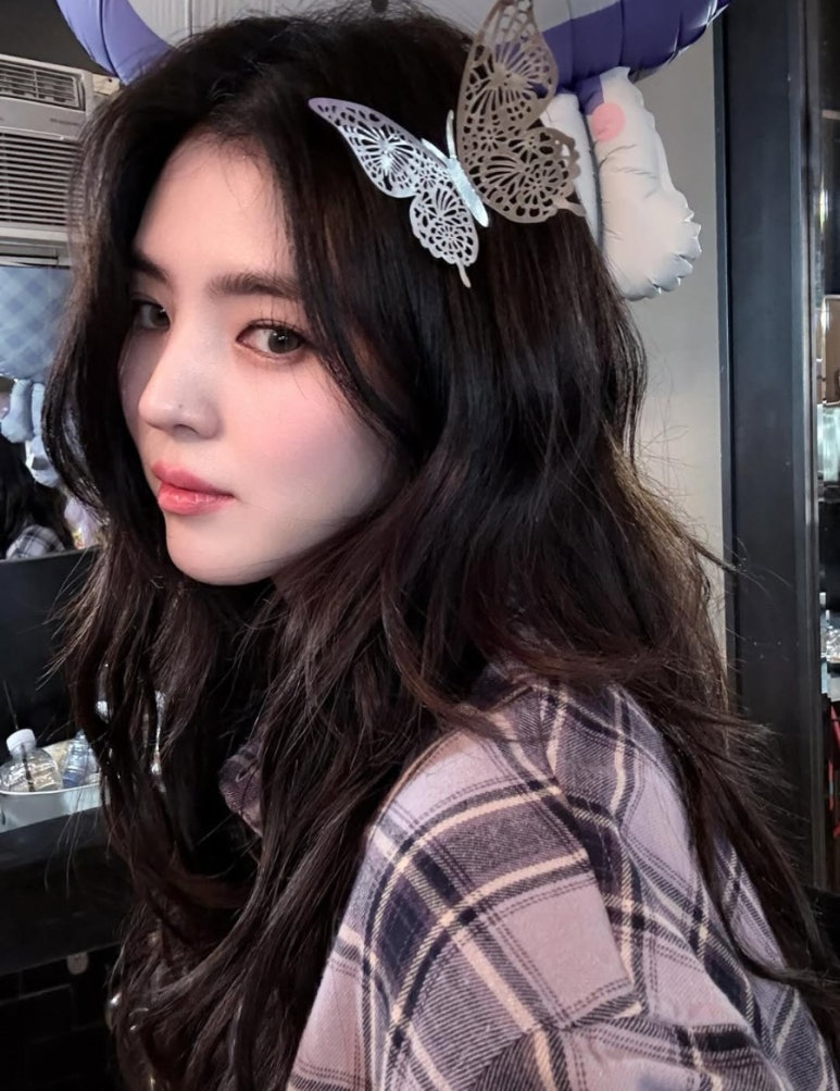 Han So-hee with butterfly hairpin in candid photo — fan-favorite lead of the Project Y win