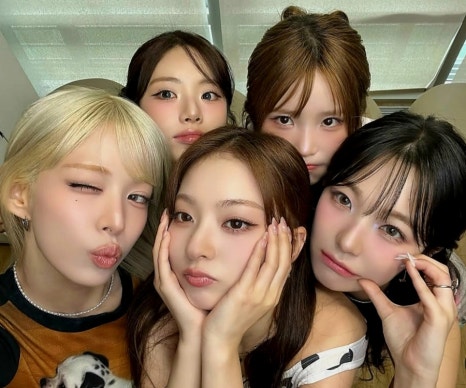 Candid selfie of <strong>fromis_9</strong> members showcasing natural visuals ahead of their <strong>December comeback</strong>.