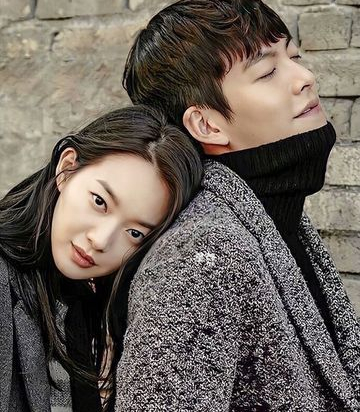 Romantic photo of Shin Min-Ah leaning on Kim Woo-Bin, symbolizing their decade-long love.