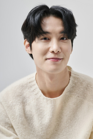 Korean actor in beige sweater posing softly, cast member of the drama Love Me on JTBC