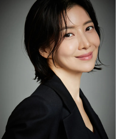 Actress Yoon Se-ah in a black blazer, starring as tour guide in JTBC’s Love Me Korean drama