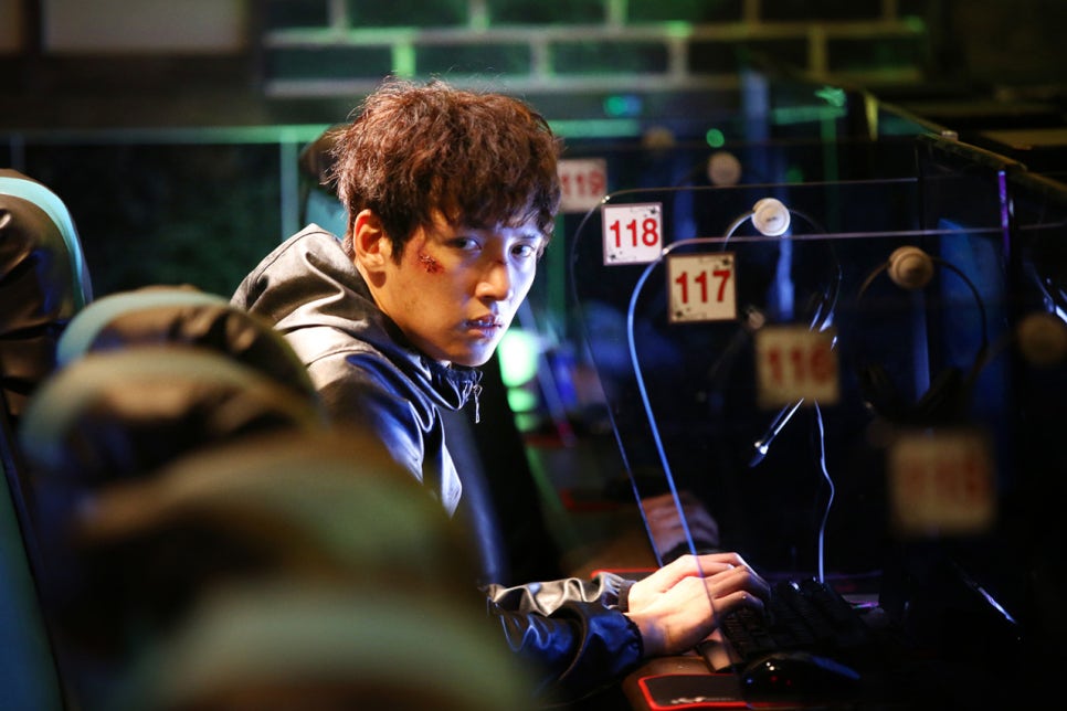 Protagonist using a PC at an internet café in Fabricated City film