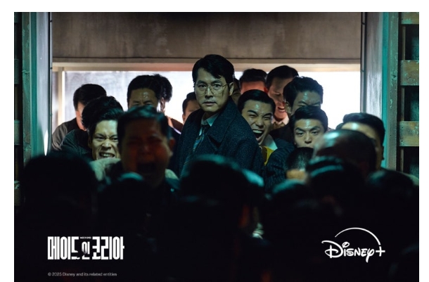 Jung Woo-sung leads a crowd of men in Made in Korea, asserting control in a high-stakes moment.