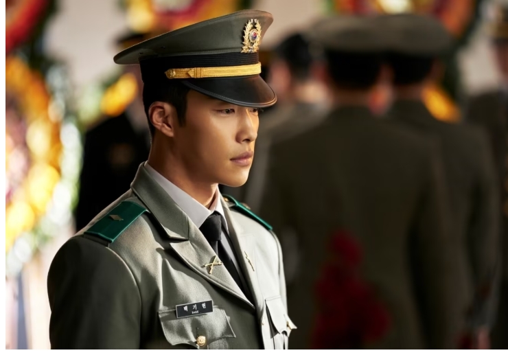 Woo Do-hwan in full military uniform as Baek Ki-hyun, saluting hierarchy in Made in Korea.