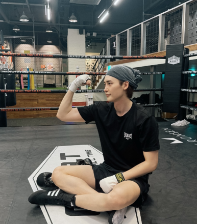 Lee Jong Suk flexing arm in boxing gym — staying strong for fans after canceled Manila event