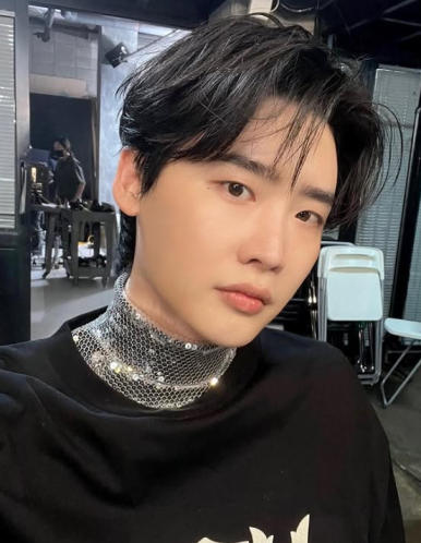 Lee Jong Suk on set in black with sequined turtleneck — stylish look amid news of canceled Asia fanmeeting