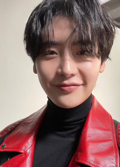 Lee Jong Suk smiling in a red leather jacket — charismatic charm even after the Manila fanmeeting cancellation