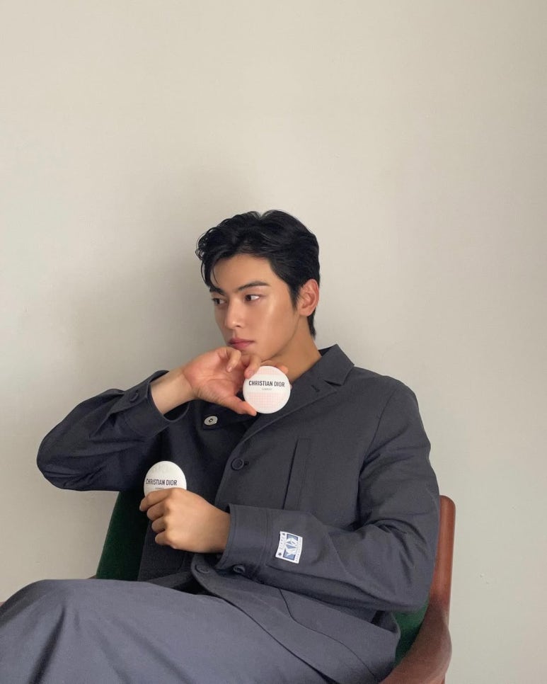 Cha Eun-woo ELSE Dior campaign photo holding Christian Dior compact