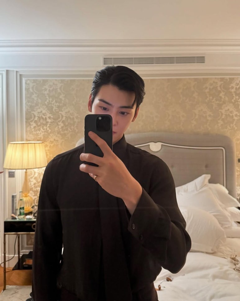 Cha Eun-woo ELSE teaser selfie in black shirt at luxury hotel room