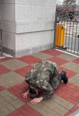 Taeyong bows deeply in uniform during emotional military discharge ceremony